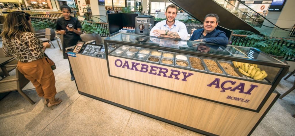 Semenzato junto ao fundador da Oakberry, Georgios Frangulis, em quiosque no Shopping Cidade Jardim.